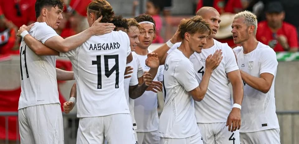 Joueurs célébrant un but ensemble sur le terrain