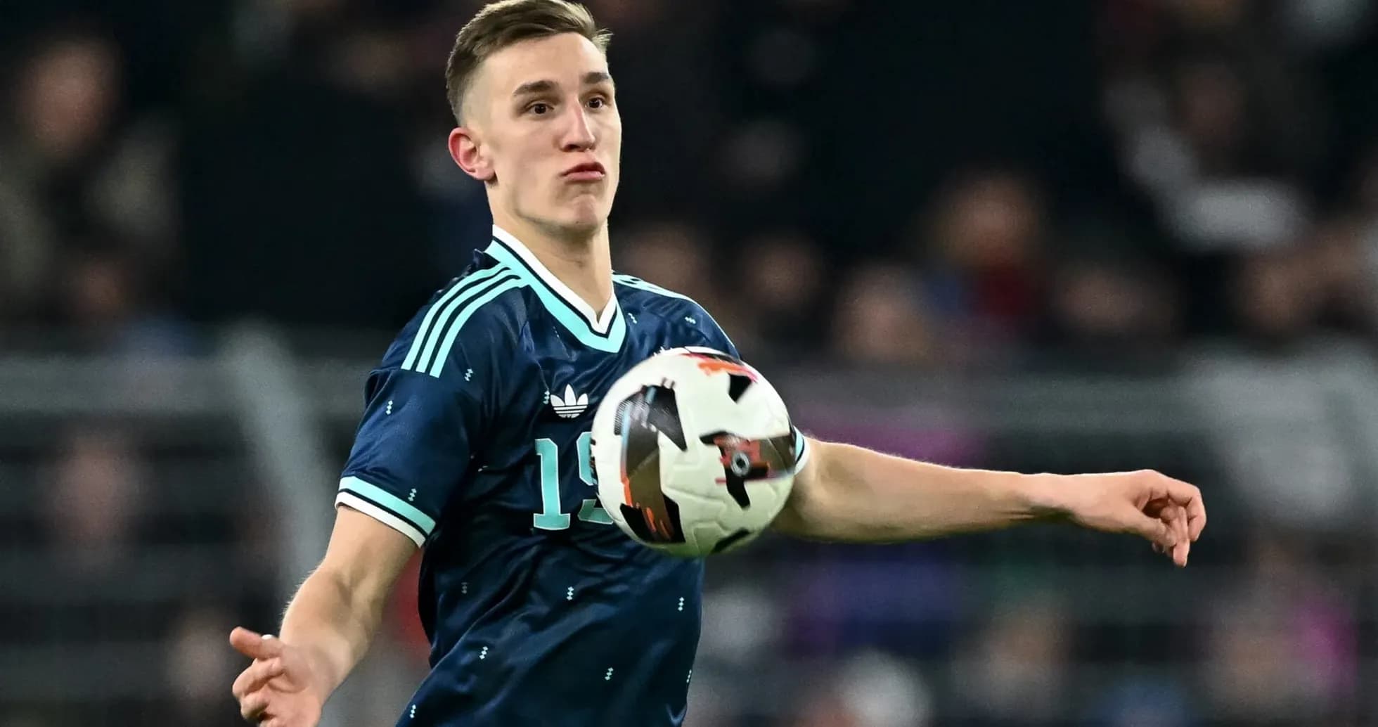 Joueur lançant le ballon lors d'un match