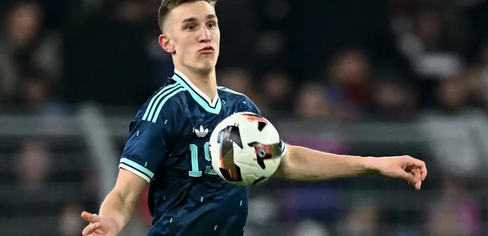 Joueur lançant le ballon lors d'un match