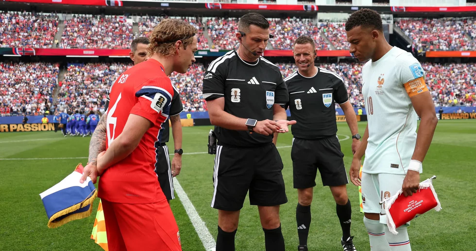 Capitaines et arbitres lors du tirage au sort