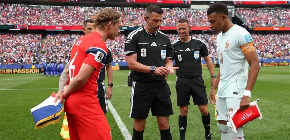 Capitaines et arbitres lors du tirage au sort