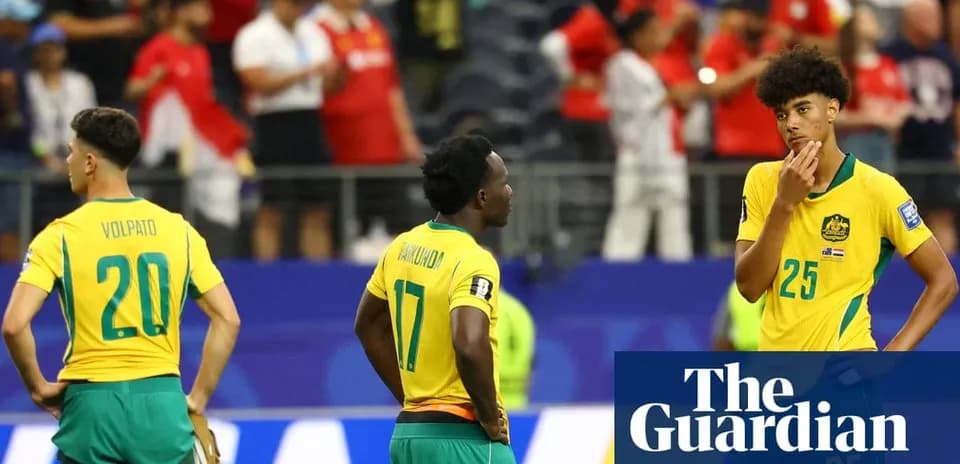 Joueurs australiens déçus après un match de football