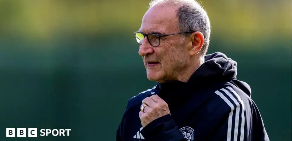 Entraîneur observant l'entraînement sur le terrain