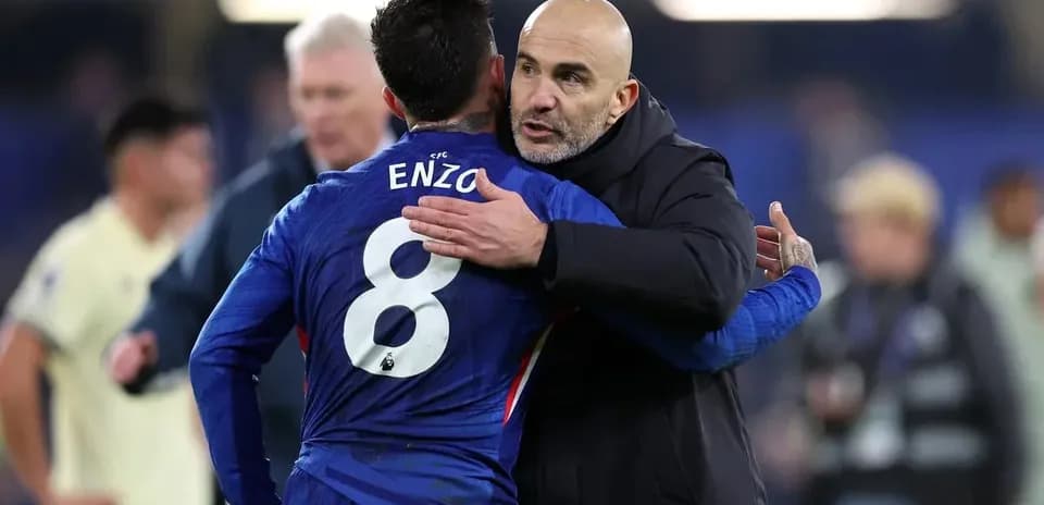 Enzo et entraîneur s'enlaçant après le match