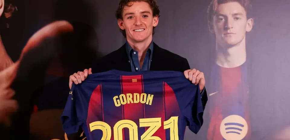 Joueur présentant le maillot du FC Barcelone