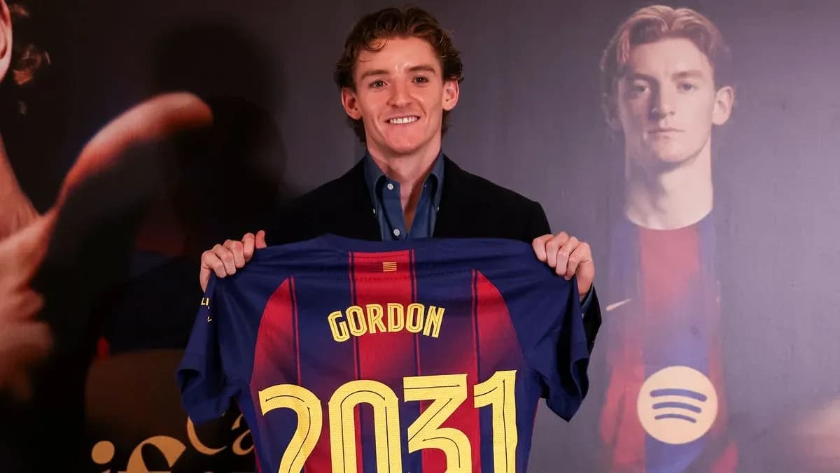 Joueur présentant le maillot du FC Barcelone