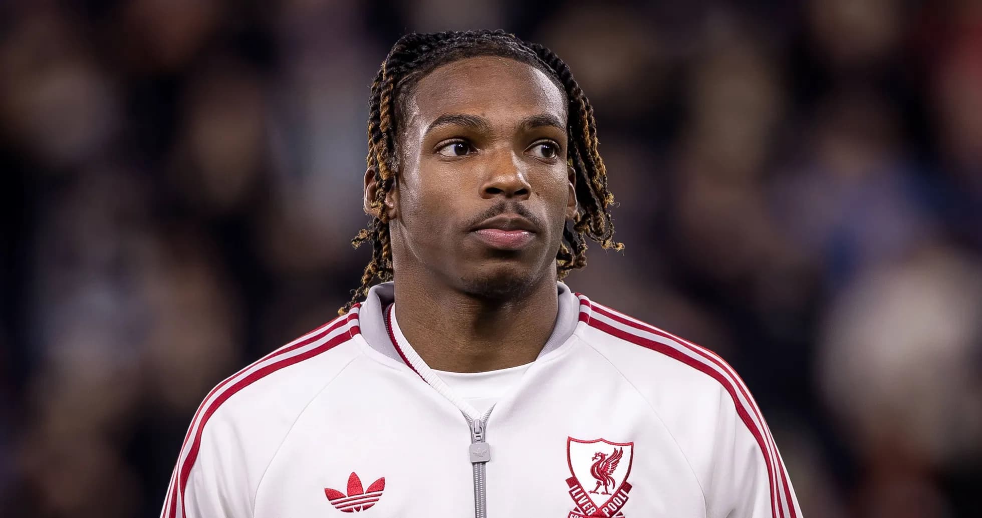Joueur de Liverpool en tenue d'échauffement avant le match