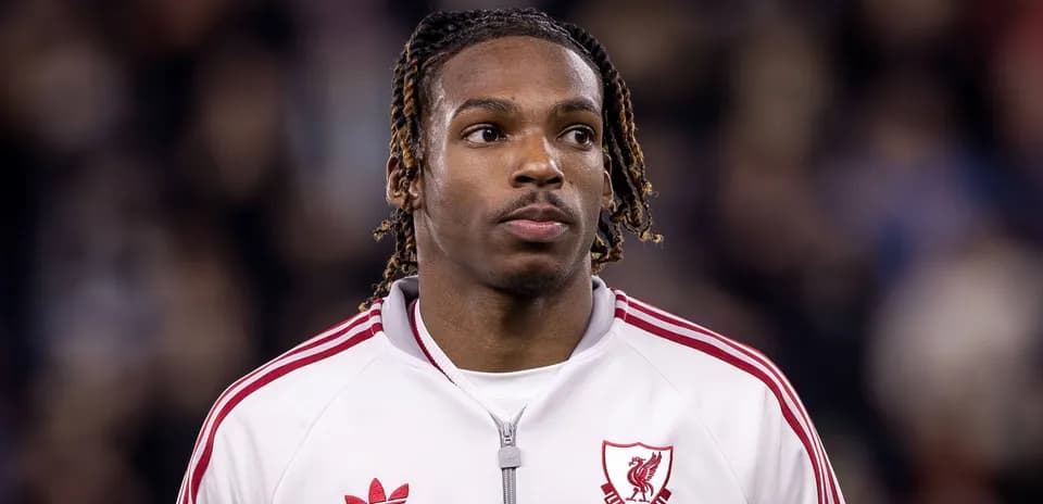 Joueur de Liverpool en tenue d'échauffement avant le match