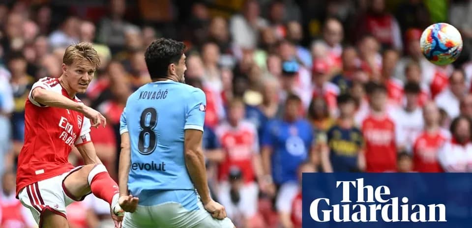 Joueur d'Arsenal passant le ballon à un adversaire