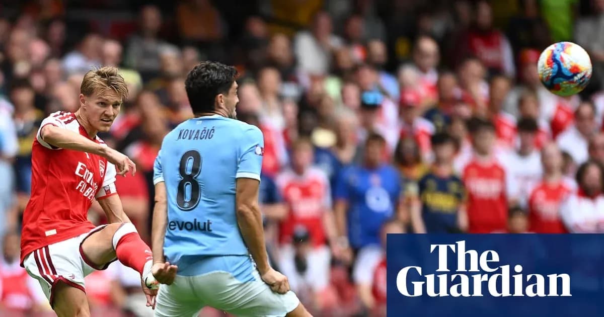 Joueur d'Arsenal passant le ballon à un adversaire