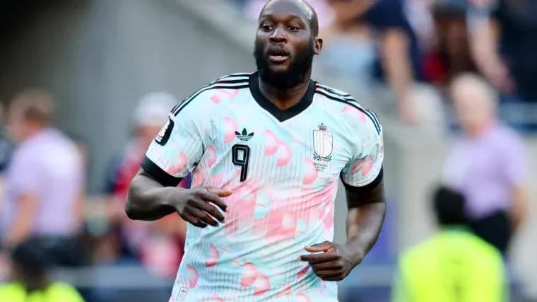 Joueur belge courant sur le terrain lors du match