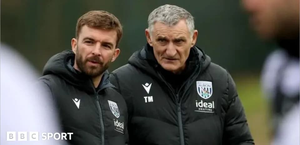 Deux entraîneurs discutant lors d'une séance d'entraînement