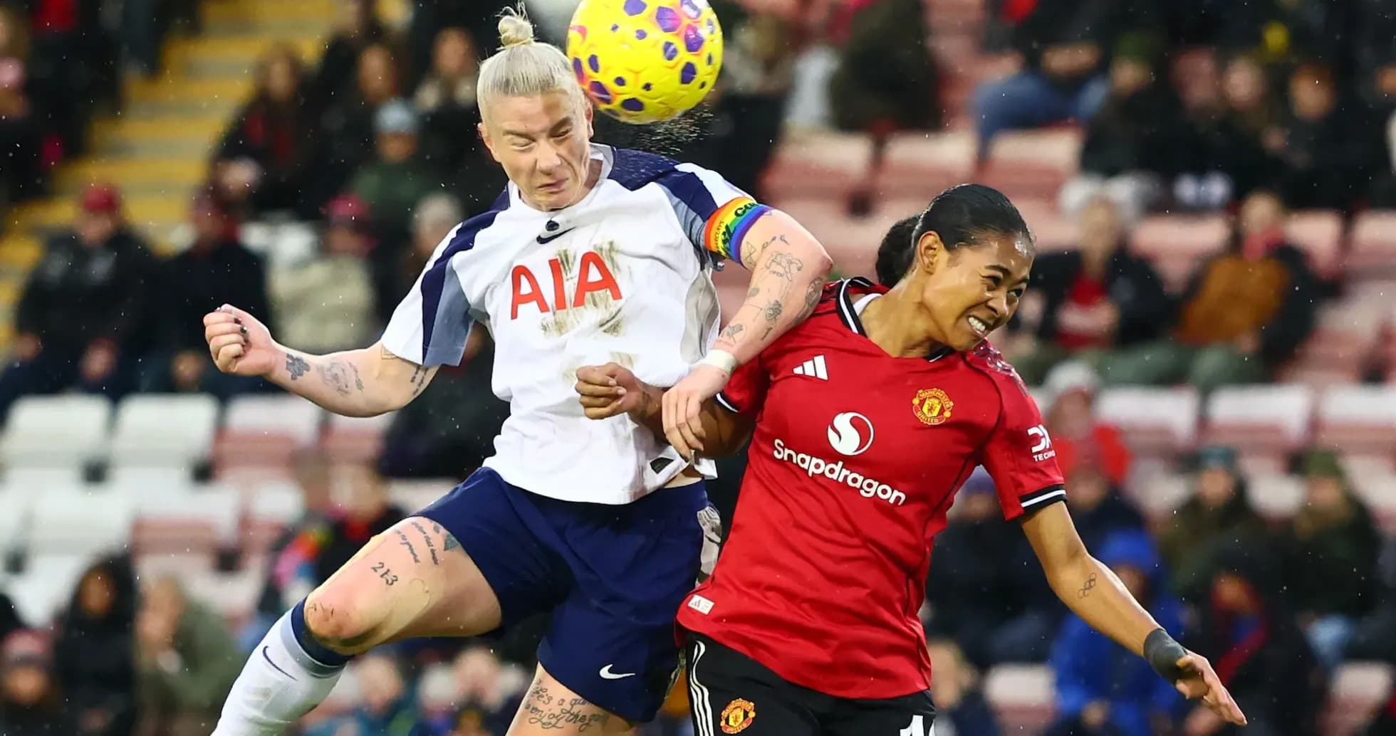 Deux joueuses se disputant le ballon pendant le match