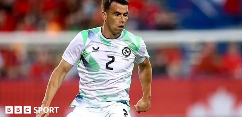 Joueur en action sur le terrain de football