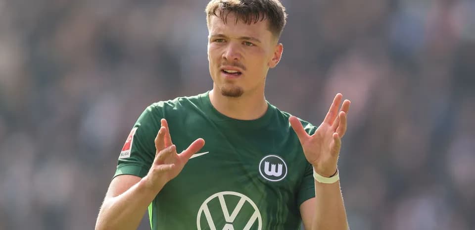 Joueur de Wolfsburg communiquant sur le terrain
