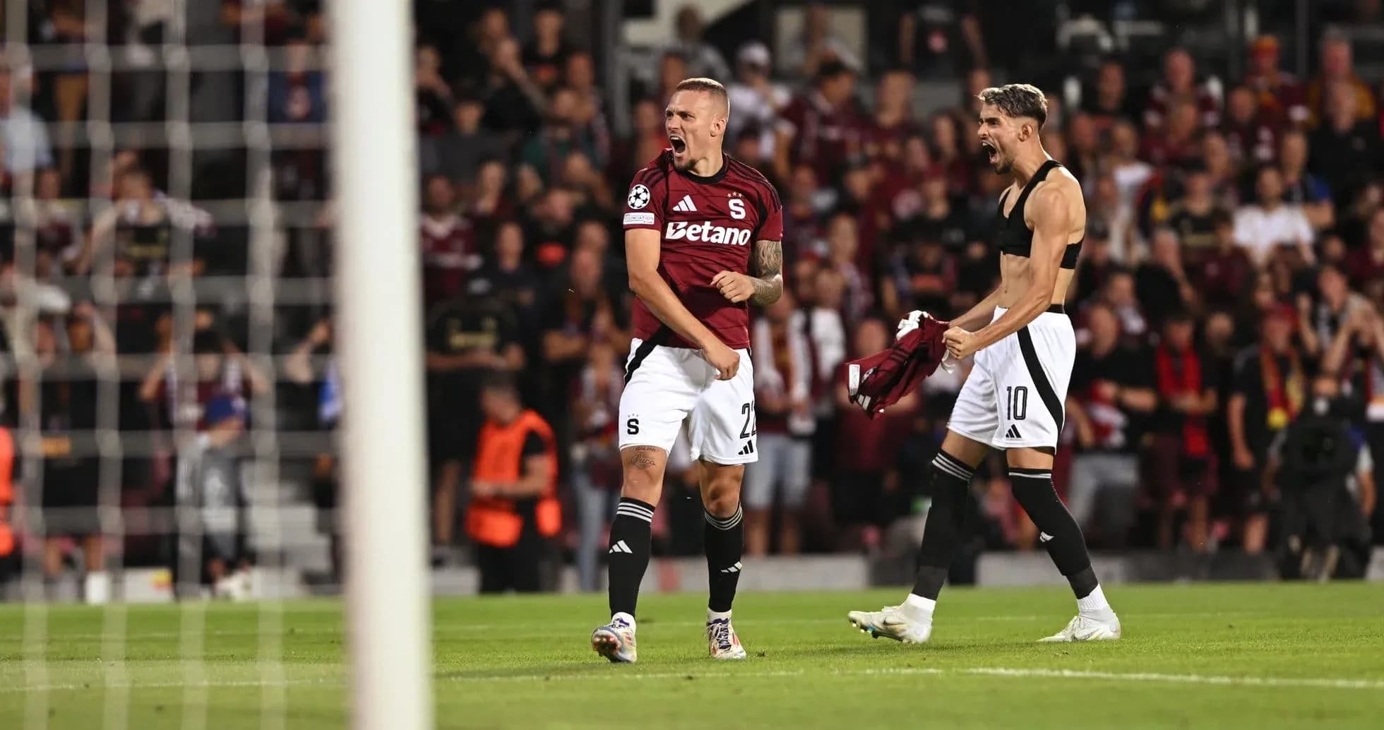 Joueurs de Sparta Praha célébrant un but