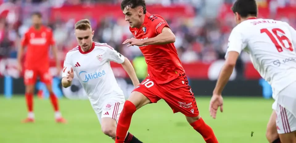 Joueurs d'Osasuna et Séville en action
