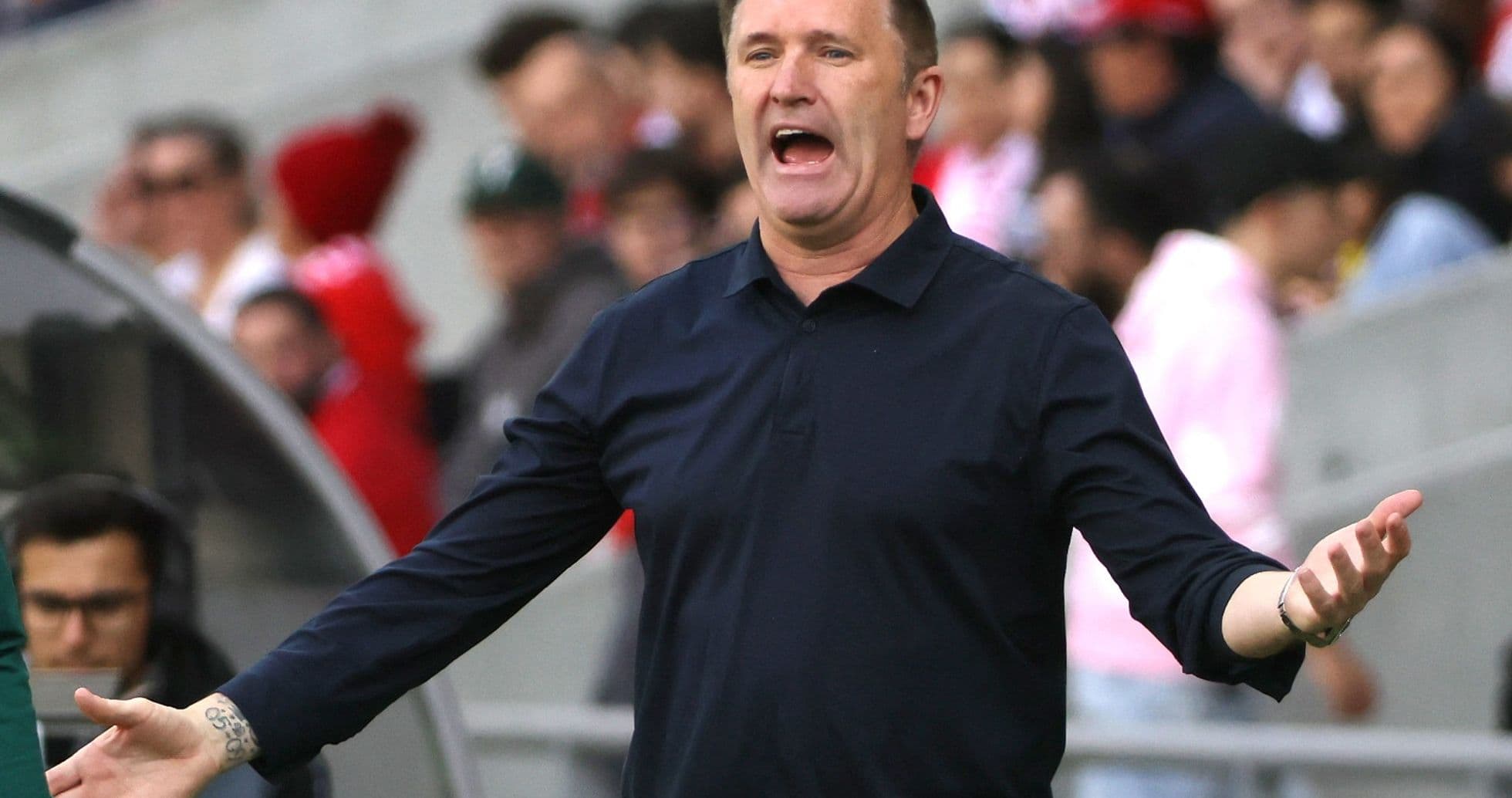 Entraîneur gesticulant sur le banc pendant le match