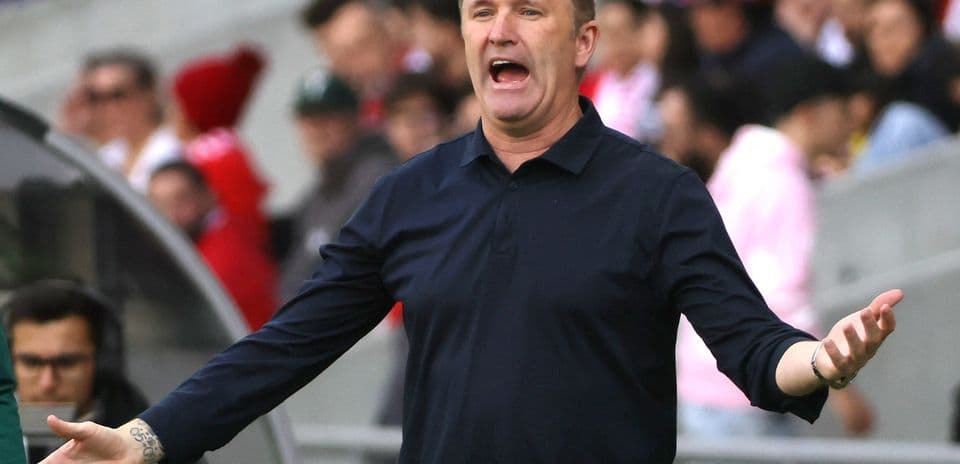Entraîneur gesticulant sur le banc pendant le match
