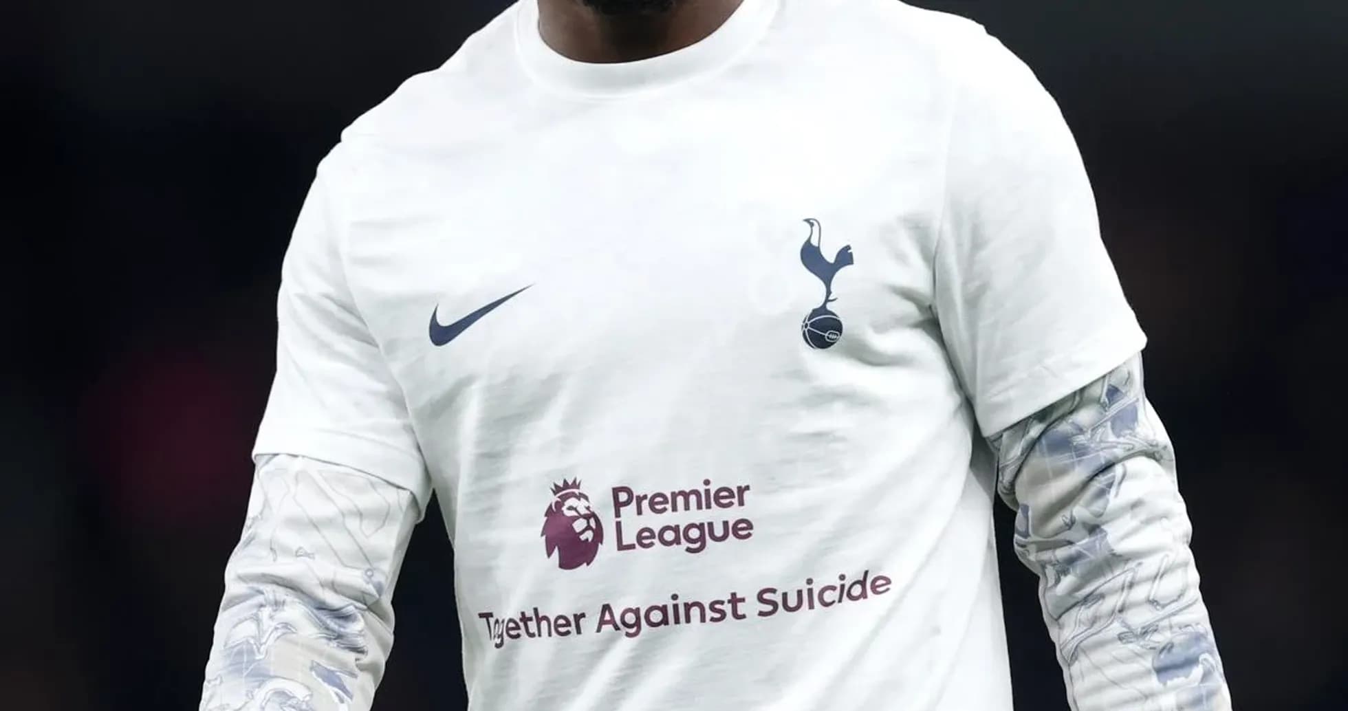 Joueur de Tottenham en tenue d'échauffement sur terrain