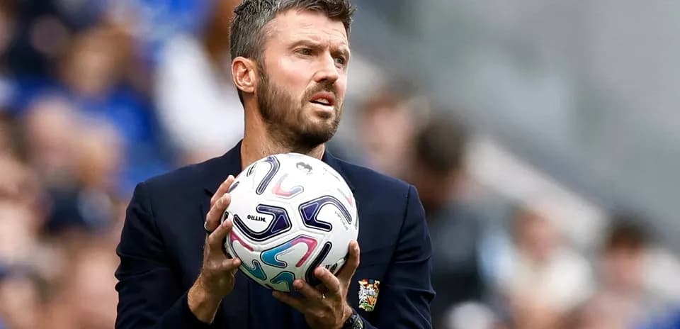 Entraîneur tenant un ballon sur la touche