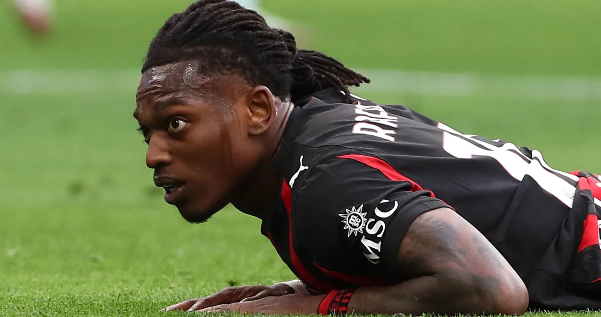 Joueur au sol pendant un match de football