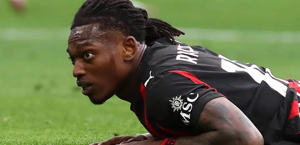 Joueur au sol pendant un match de football