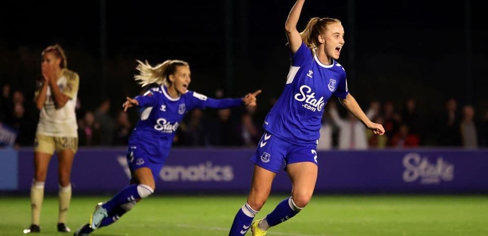 Joueuse d'Everton célèbre un but marqué