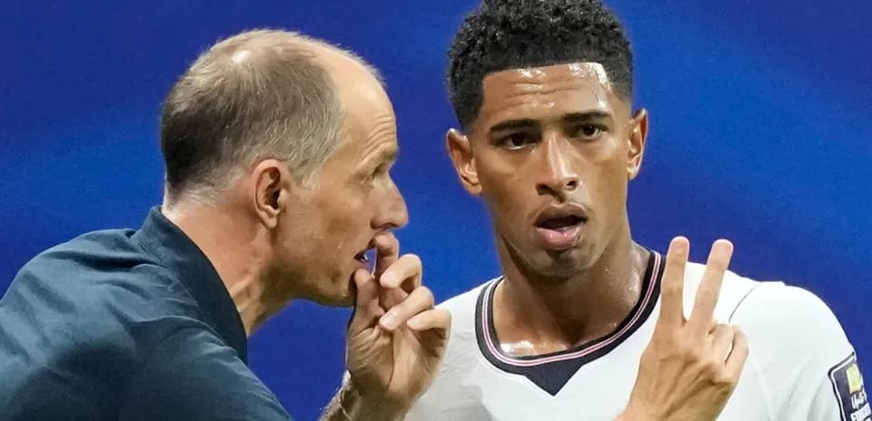 Entraîneur discutant avec un joueur pendant le match