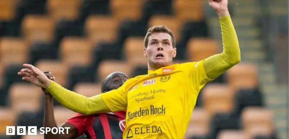Joueur en jaune luttant pour le ballon avec un adversaire
