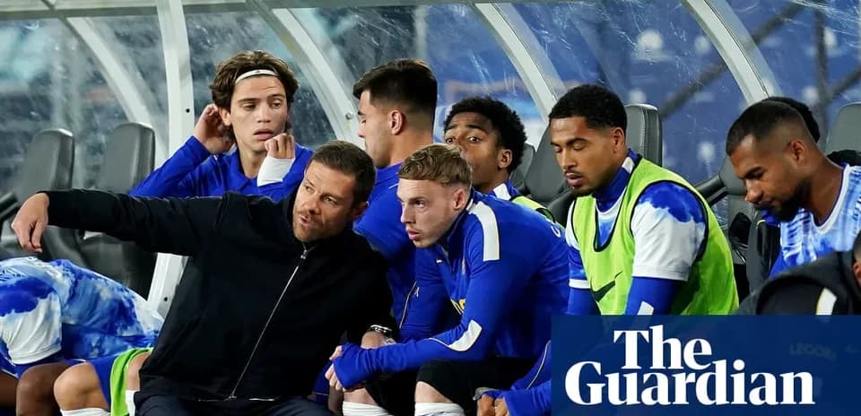 Entraîneur discutant avec des joueurs sur le banc