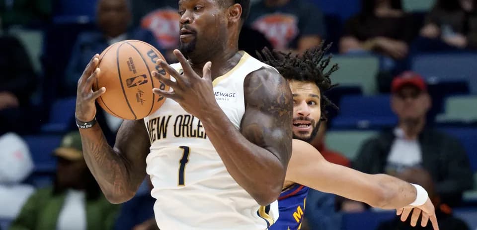 Joueur de New Orleans dribblant le ballon avec adversaire