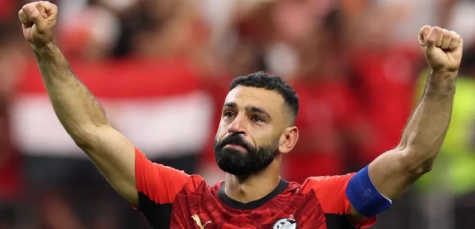 Joueur égyptien levant le poing après le match