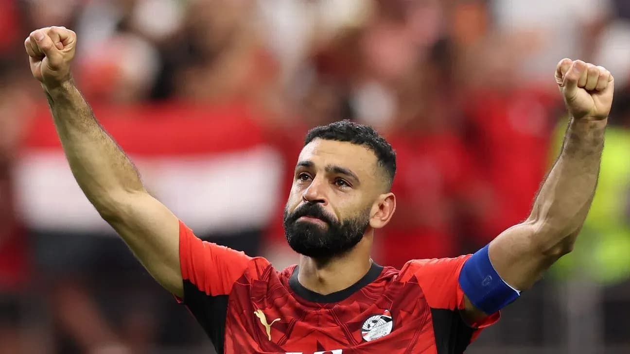 Joueur égyptien levant le poing après le match