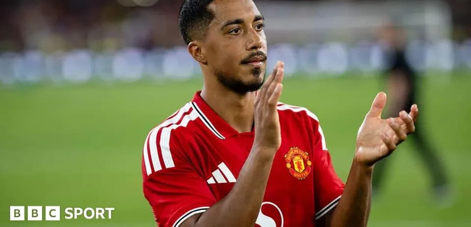 Joueur de Manchester United applaudissant les supporters
