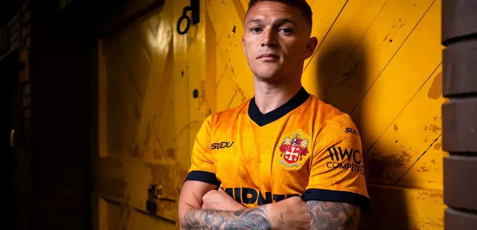 Joueur en maillot orange devant une porte jaune