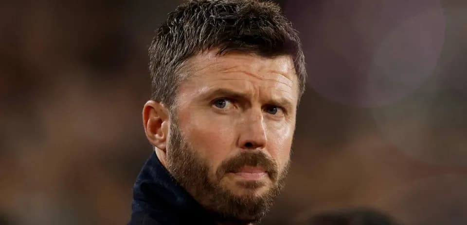 Entraîneur observant le match sur la touche