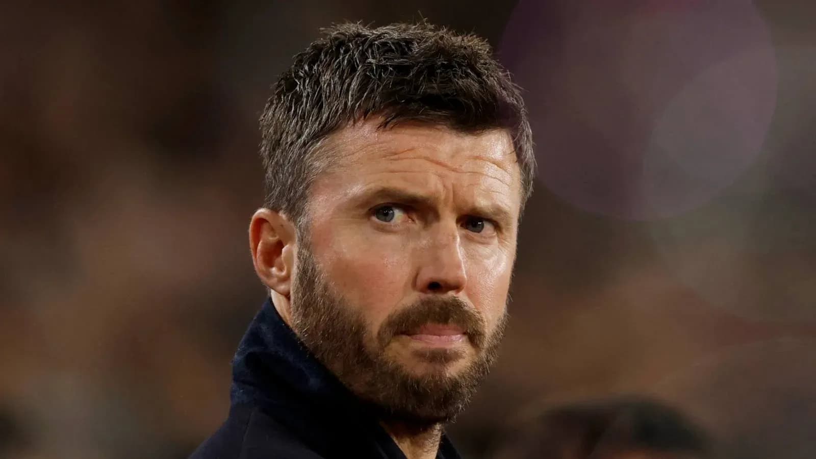 Entraîneur observant le match sur la touche