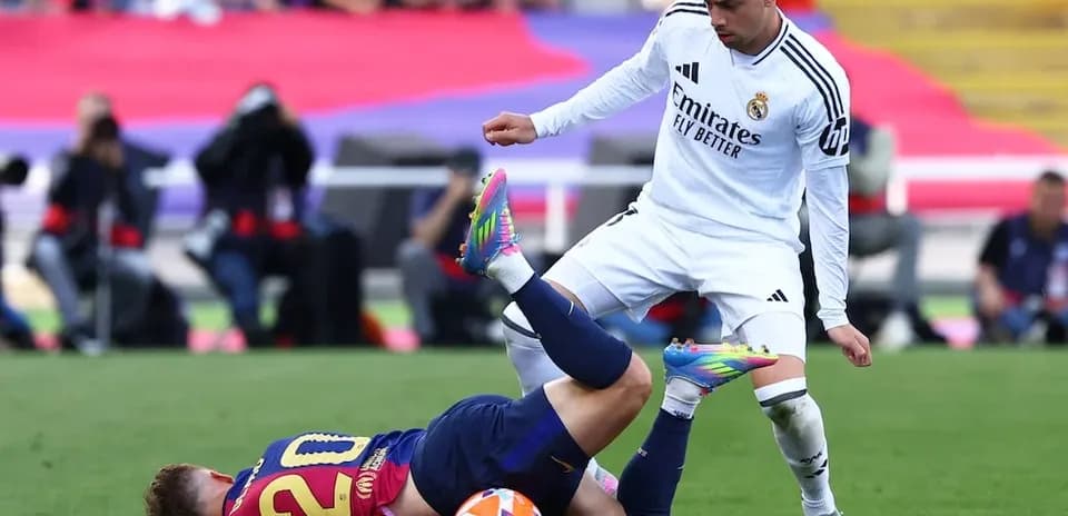 Un joueur du FC Barcelone au sol pendant le match