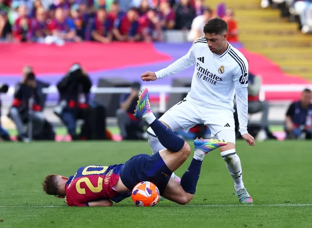Un joueur du FC Barcelone au sol pendant le match