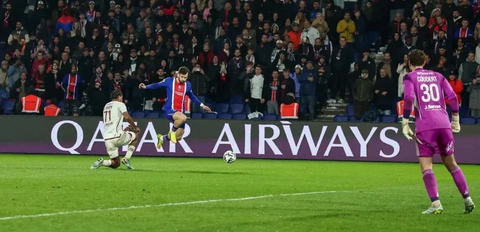 Joueur dribblant un adversaire devant le gardien