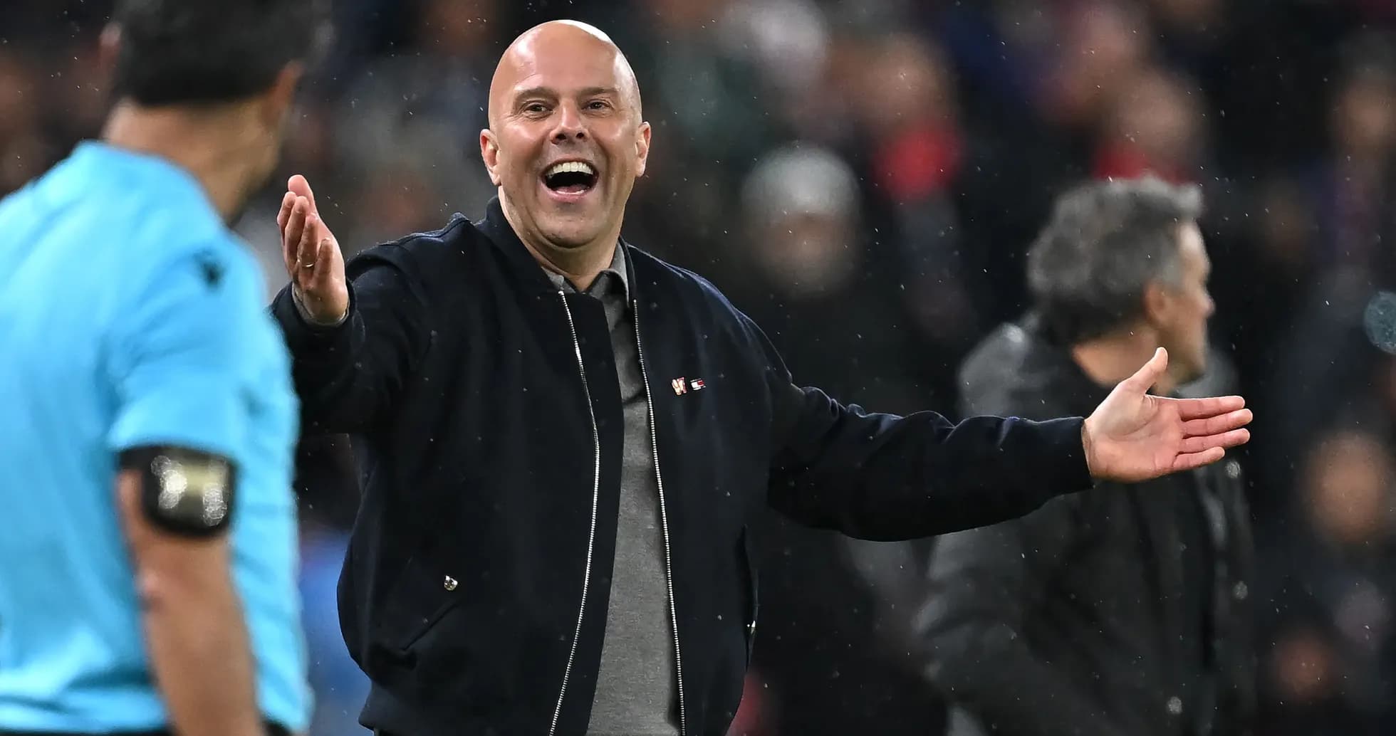 Entraîneur discutant avec l'arbitre pendant le match