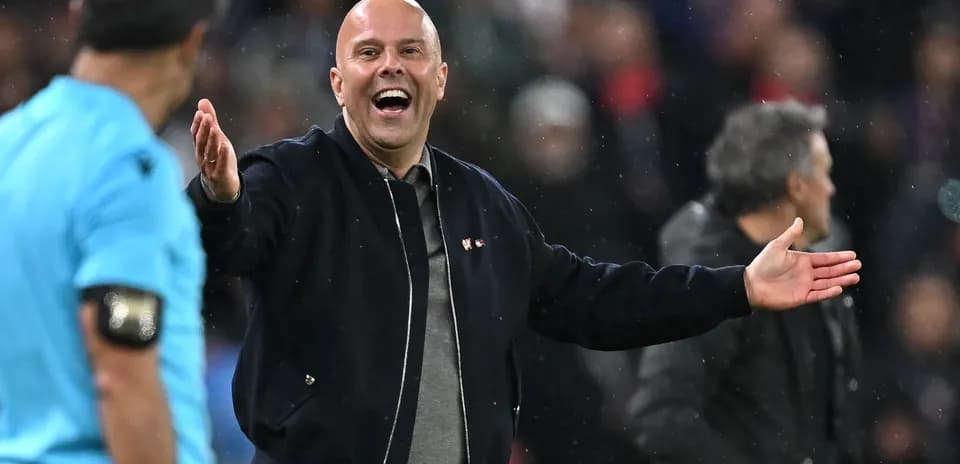 Entraîneur discutant avec l'arbitre pendant le match