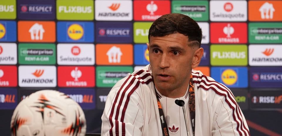 Joueur en conférence de presse avec un ballon