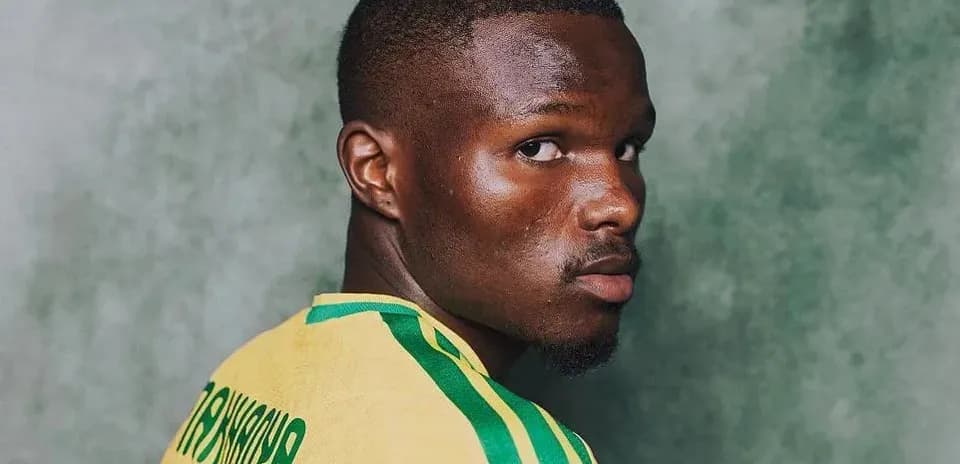 Joueur en maillot jaune avec rayures vertes