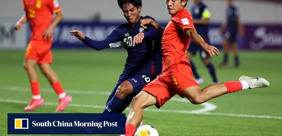 Joueurs en compétition pour le ballon sur le terrain