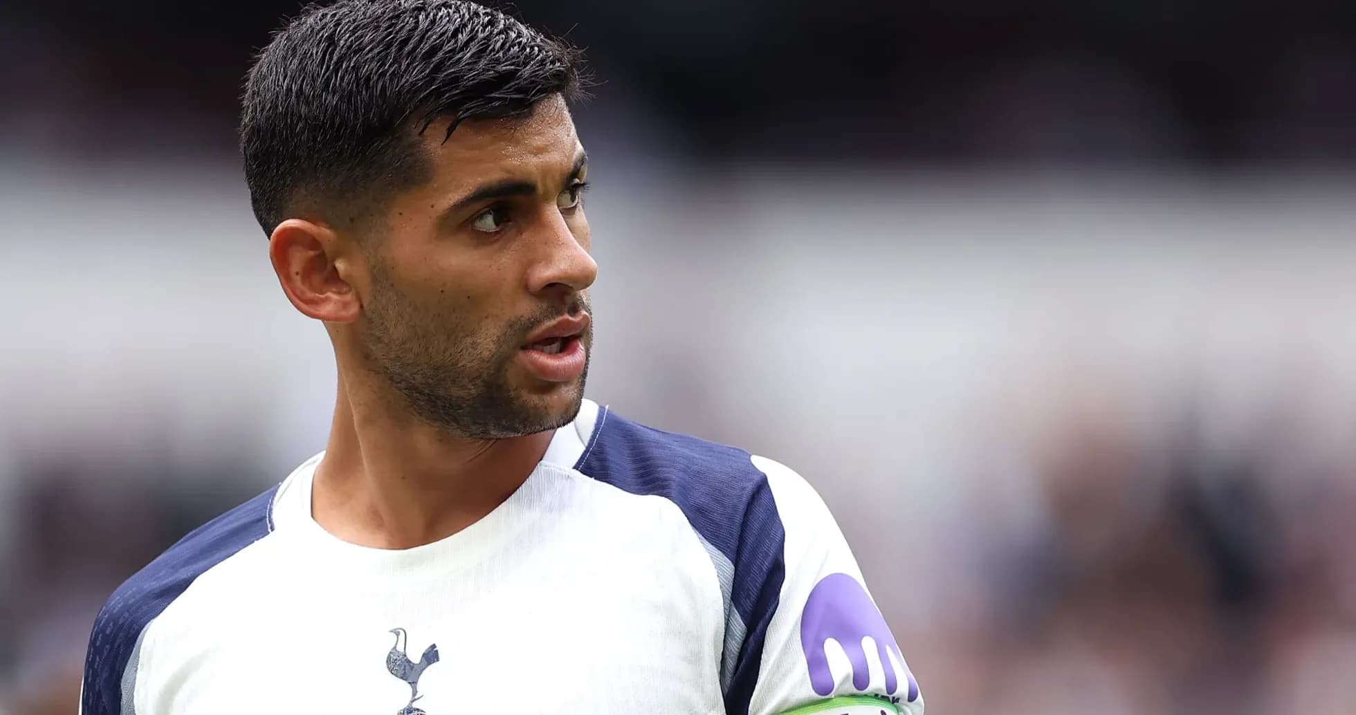 Joueur de Tottenham en maillot blanc sur le terrain