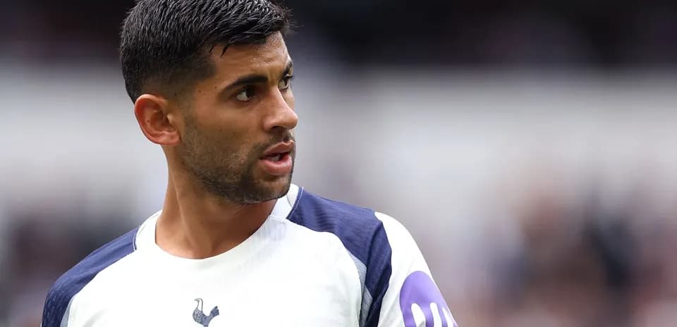 Joueur de Tottenham en maillot blanc sur le terrain