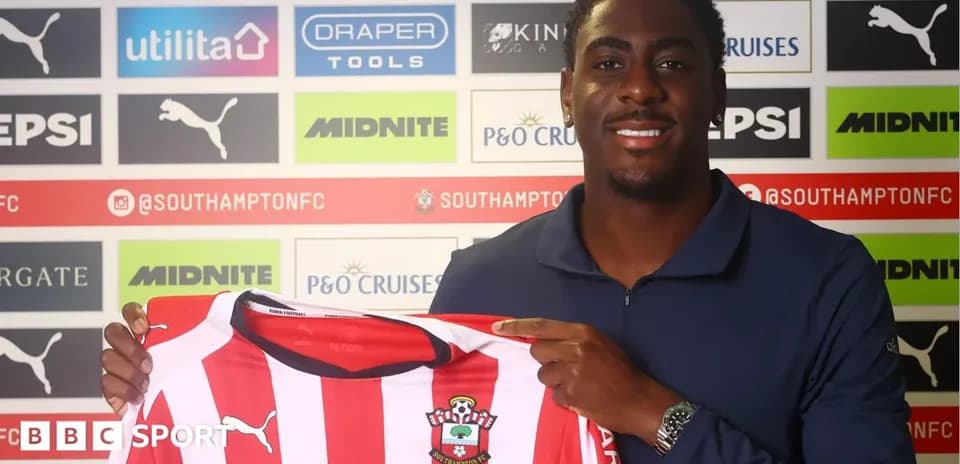 Joueur tenant le maillot de Southampton FC