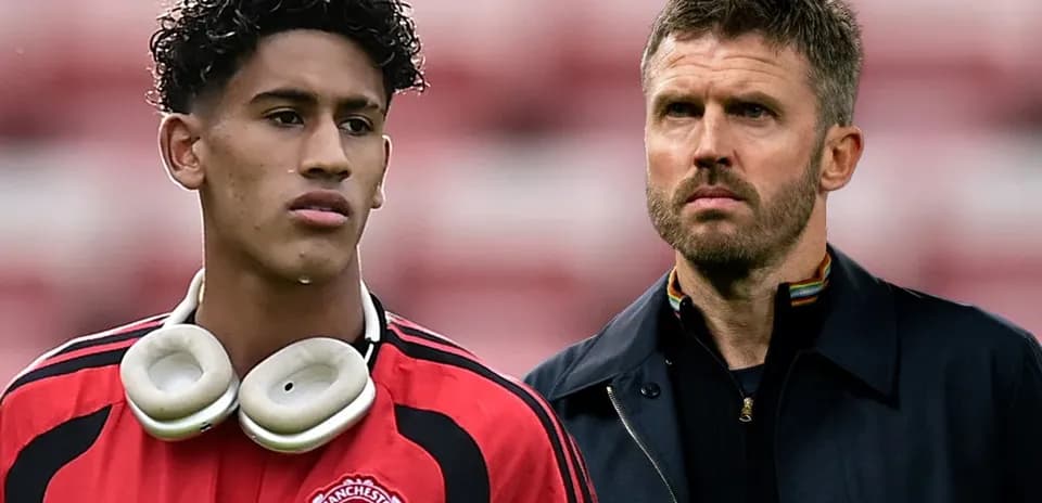 Joueur de Manchester United et entraîneur observant le match